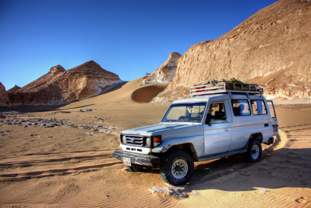 WÜSTENTOUR IN HURGHADA MIT JEEP 4×4 UND KAMELRITT